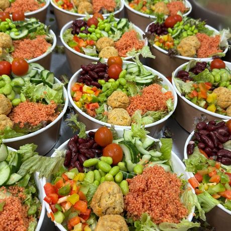 Frische Salatschalen mit Gemüse und Couscous