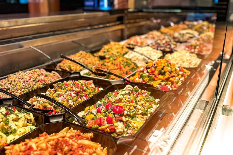 Antipasti und Oliven in der Feinkosttheke